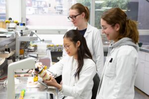 Ausbildung zum Zahntechniker im Dental-Labor Hans Fuhr, Köln-Innenstadt, Azubis, KanguruPlus 2026 Berufscheck